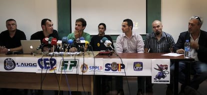 Representantes de los cuerpos policiales y de los bomberos, ayer, al anunciar en Valencia sus próximas movilizaciones.