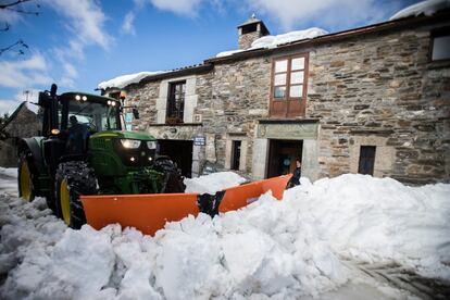 Una máquina quitanieves retira los restos de una copiosa nevada caída en el pueblo de O Cebreiro, Lugo.