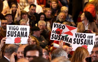 Carteles en apoyo a Susana Díaz.