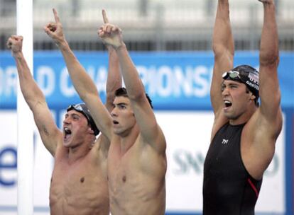 De izquierda a derecha, los estadounidenses Ryan Lochte, Michael Phelps y Matt Grever celebran el triunfo en los 4x100 metros libre.