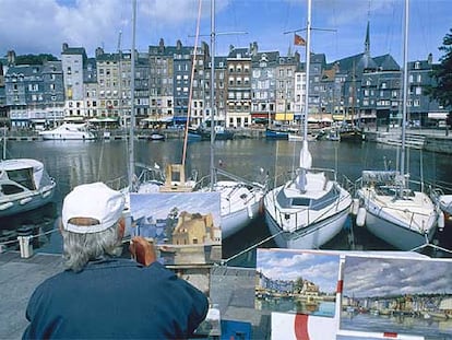 Las fachadas alineadas del siglo XVIII, de pizarra o piedra, en el puerto de Honfleur, siguen inspirando a los aficionados a la pintura.