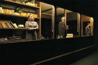 De izquierda a derecha, Mercè Aranega, Chete Lera y Oriol Vila, en una escena de
<i>Largo viaje hacia la noche.</i>