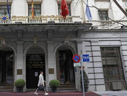 Un cliente pasa por la puerta del Gran Meliá Fenix en Madrid.