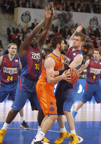 Jawai y Wallace tratan de parar a Dubljevic.