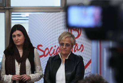 Ángeles Álvarez, a la derecha, en un acto del PSOE.
