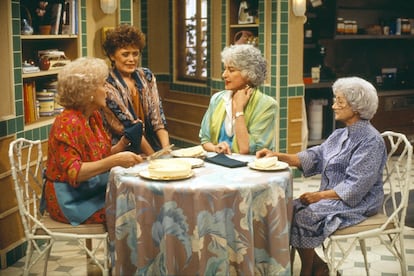 Sophia Petrillo en Las chicas de oro
Más joven que su hija. Así nos enamoró Sophia Petrillo en los años 80, dándole sopas con hondas a la divorciada Dorothy (Bea Arthur), que parecía, al menos en espíritu, mayor que su madre. Con un humor deliciosamente mordaz, esta octogenaria italiana encandilaba con sus divertidas batallitas, se reía hasta de su sombra y, cuando se ponía tierna, sabía qué tecla pulsar para tocarnos la fibra. No ha habido en la tele otra madre con más años y tan guasona como la gran Sophia Petrillo cuya especialidad era decir lo que pensaba, por muy hiriente que fuera, sin morderse la lengua.