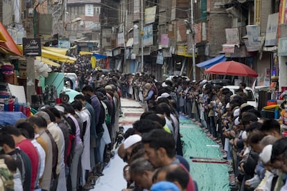 Un grupo de fieles de Cachemira oran el primer viernes del santo mes de ayuno de Ramadán, en Srinagar, el 10 de mayo de 2019.