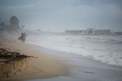 Surfistes a la platja de Vilassar de Mar, després del temporal. 
