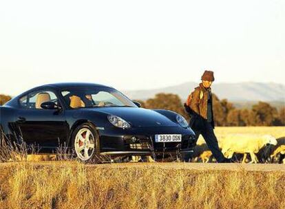 Un miembro de la familia austriaca Porsche se dedica ha comprado una empresa láctea. En la imagen, un pastor con sus ovejas pasea junto a un Porsche Cayman S 3. 4.