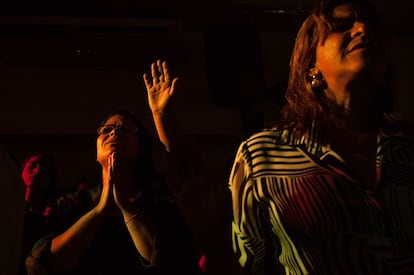 Fiéis, durante o culto da Cidade de Refúgio, realizado no domingo, dia 01 de março.