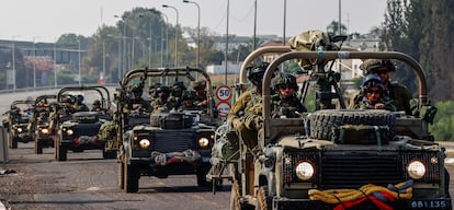 Soldados israelíes patrullaban por una calle de Sderot (Israel), cerca de la frontera con Gaza, este sábado.