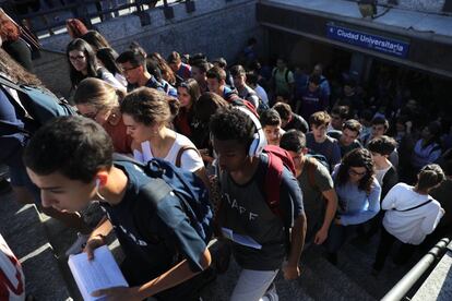 Alrededor de 300.000 alumnos se examinan, a partir de este martes, de la prueba de acceso a la Universidad. En la imagen, estudiantes llegando a la Universidad Complutense de Madrid.