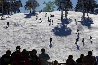 Los madrileños esquían entre los pinos, en la pista de iniciación del Escaparate