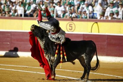 Morante de la Puebla en el momento de ser herido hoy por su primer toro en Huesca.