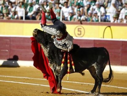 Morante de la Puebla en el momento de ser herido hoy por su primer toro en Huesca.