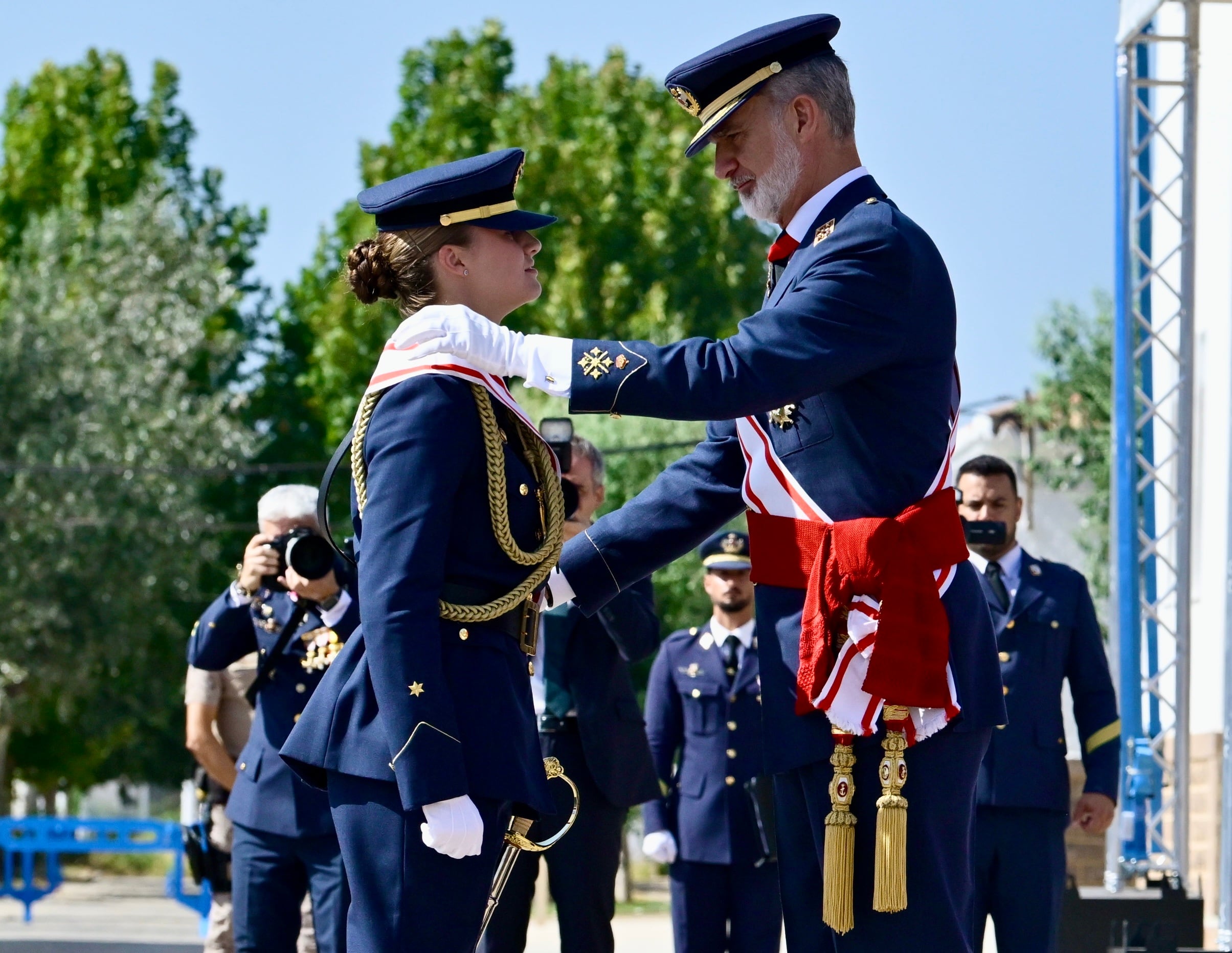 La princesa de Asturias finaliza su formación militar y recibe de su padre la Gran Cruz del Mérito Aeronáutico