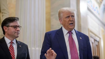 Donald Trump, este miércoles en el Capitolio junto al presidente de la Cámara de Representantes, Mike Johnson, antes de reunirse con el grupo parlamentario republicano.