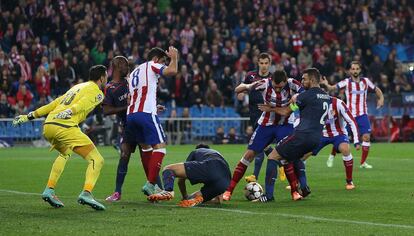 El delantero croata del Atlético de Madrid, Mario Mandzukic, intenta tirar a puerta durante el encuentro.