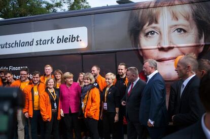 Merkel posa con sus seguidores el sábado en Berlín.
