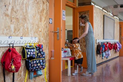 Una maestra acompaña a un alumno a su aula de la escuela Mercé Rodoreda de Barcelona durante el primer día del curso 2023/2024.