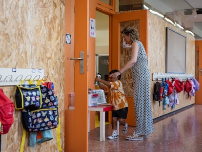 Una maestra acompaña a un alumno a su aula de la escuela Mercé Rodoreda de Barcelona durante el primer día del curso 2023/2024.