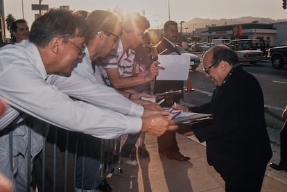 Danny DeVito firma autgrafos en Los ?ngeles en 1994.