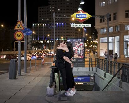 Estación de metro de la plaza de España, Madrid, 28 de junio de 2021.<br><br>Mi serie Besos en un tiempo sombrío, realizada en 2021, muestra a parejas besándose en lugares públicos, retratadas en su propio contexto, en la forma más pura de fotografía callejera. Después de un año y medio de aislamiento social e incluso confinamientos totales, las medidas excepcionalmente severas requeridas para contener la propagación de la covid-19 comenzaron a levantarse. Pasados meses de distanciamiento social, de mascarillas obligatorias, etcétera, por fin, gracias a las vacunas y a los hábitos de protección de la mayoría de la población, parece que las calles que alguna vez estuvieron desiertas están recuperando la vida.<br>