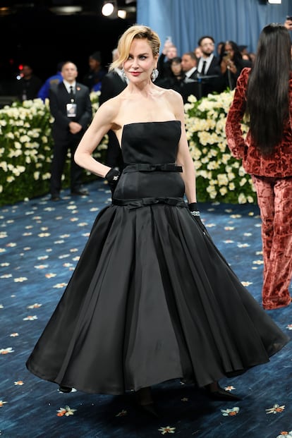 İmajını yarattığı Balenciaga markasına sadık kalan Nicole Kidman, bir kez daha markanın şu anki kreatif direktörü Demna'nın tasarladığı Cristóbal'ın yeniden yaratılmış halini giydi. Bu sefer markanın imzası haline gelen hacimli eteği ve göğüs kısmında fiyonk detayları bulunan, orijinali 1952 yılına ait, askısız bir elbise karşımıza çıkıyor.