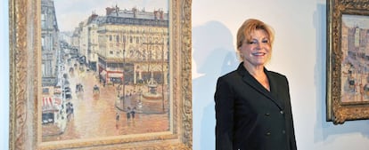 Carmen Cervera, baronesa Thyssen, con el cuadro de Pissarro.