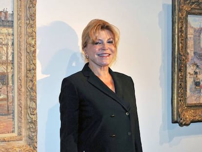 Carmen Cervera, baronesa Thyssen, con el cuadro de Pissarro.