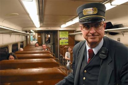 El millonario Walter O&#39;Rourke, con su uniforme de revisor a bordo del Nueva Jersey Transit.