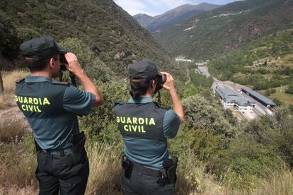 Dos agentes de la Guardia Civil vigilan el paso fronterizo con Andorra.
