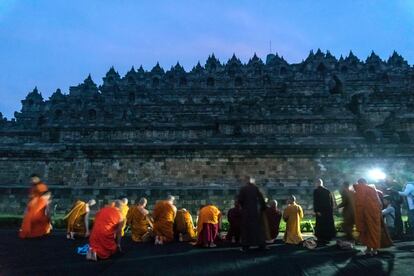Monjes budistas de varios países asiáticos se reúnen para rezar en el templo de Borobudur con motivo de la celebración del día de Buda, en Magelang (Indonesia).