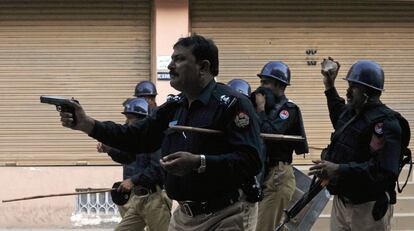 Policías en la ciudad pakistaní de Lahore se enfrenta a los manifestantes que protestan por el polémico vídeo que denigra la figura de Mahoma.