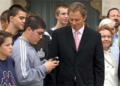 El primer ministro británico, Tony Blair, recibe ayer a unos jóvenes alemanes en Downing Street.