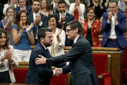 Salvador Illa y Pere Aragonès se saluda en el Parlament tras la sesión de investidura que designó al primero president de la Generalitat.