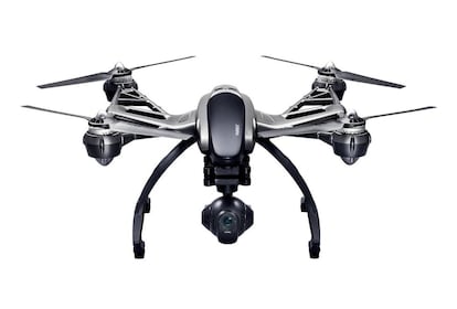 Los drones que incluyen las últimas novedades del mercado varían mucho en tamaño, precio y utilidad. Pero tienen en común que reunen las características más novedosas. El Yuneec’s Q500 Typhoon 4K es uno de ellos. Se trata de un dron de tamaño medio que está pensado sobre todo para usuarios de Android: su control remoto funciona con este sistema operativo, ya que tiene una pantalla externa con la que monitorizar el vuelo. Este diseño, que trabaja en función del sistema operativo y no del modelo de móvil, evita la presión de que se quede anticuado: basta con actualizar Android. A nivel visual, graba vídeos en 4K. No es tan ágil volando como otros, pero ofrece herramientas de navegación muy útiles, como Waypoints y Follow Me. Su cámara se puede cambiar fácilmente lo que, según los expertos, supone un bonus si se estropea o si sacan un nuevo modelo del dron. Cuesta 955 euros.