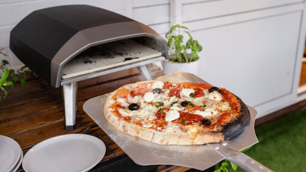 Este tipo de hornos para elaborar pizzas son portátiles y de tamaño compacto.