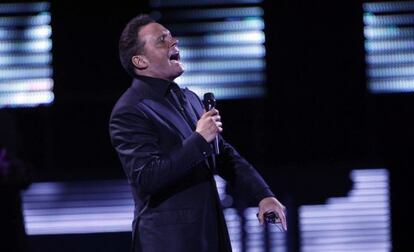 El cantante Luis Miguel durante su actuaci&oacute;n en le festival chileno Vi&ntilde;a del Mar en 2012.