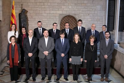 Els consellers del nou Govern amb el president al mig.