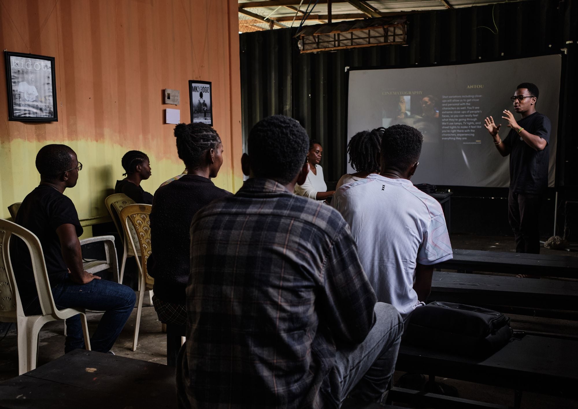 Un estudiante del Club de Cine de Nafasi presenta la historia de un cortometraje original durante una de las actividades del curso, el pasado 4 de abril.