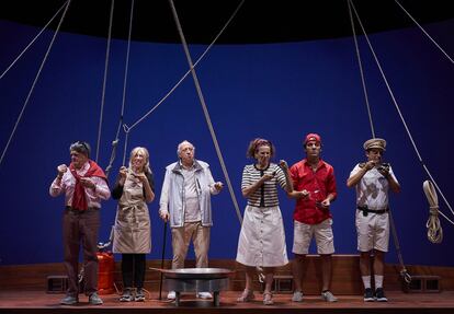 Fotografía del reparto en una escena de la obra de teatro 'El Rey que Fue'.