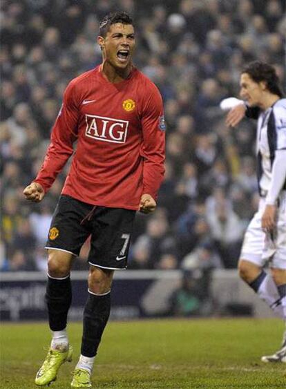 Cristiano Ronaldo festeja uno de sus goles de anoche frente al West Bromwich Albion.