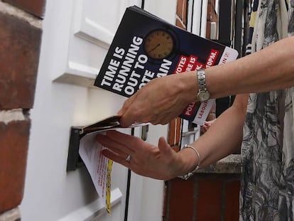 Entrega a pie de calle de folletos sobre el refer&eacute;ndum del &#039;Brexit&#039; en Reino Unido.