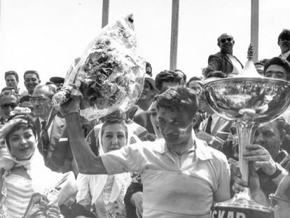 Poulidor con el trofeo, y tras él Lina Morgan y Mary Santpere vestidas de chulaponas. 