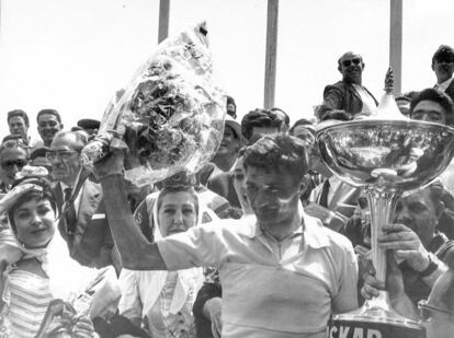 Poulidor con el trofeo, y tras él Lina Morgan y Mary Santpere vestidas de chulaponas. 