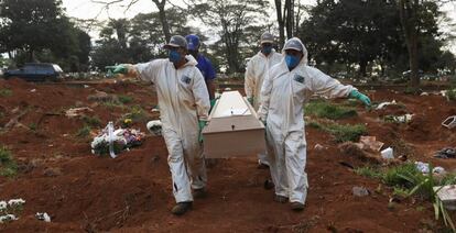 Enterramiento de una víctima del coronavirus en un cementerio de São Paulo (Brasil).