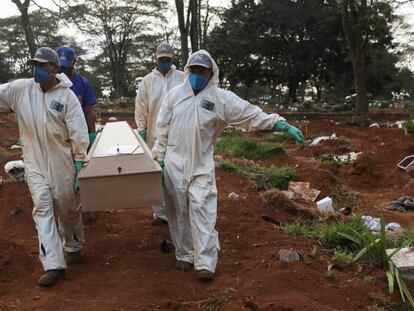 Enterramiento de una víctima del coronavirus en un cementerio de São Paulo (Brasil).