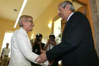 La presidenta del Parlamento gallego, Dolores Villarino, saluda a Touriño.