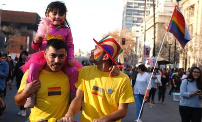 Una pareja chilena durante una manifestación el pasado julio.